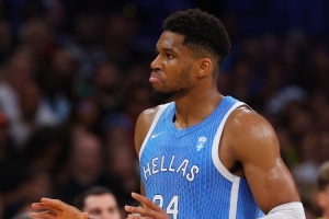 探囊取物！字母哥首节出战8分钟 6中4轻松得到8分3板