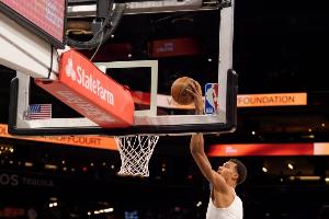 跨不过去！东契奇欲助飞艾顿 文班亚马空中直接拦截