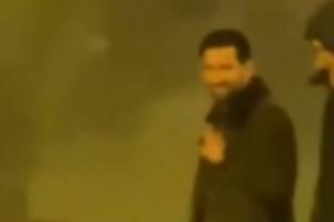 球迷在诺坎普外偶遇梅西和德保罗，梅西冲镜头微笑点赞挥手👋