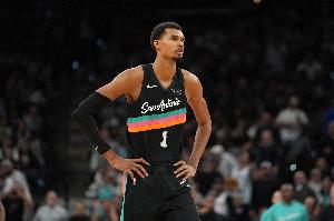 毫无办法！库里背传躲开文班 但文班光速回身钉板大帽巴特勒上篮